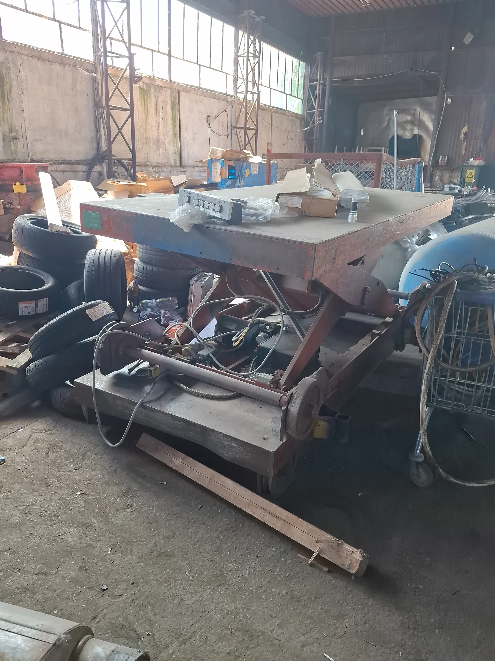 Platformă Elevatoare Hidraulică Industrială - Funcțională și Robustă