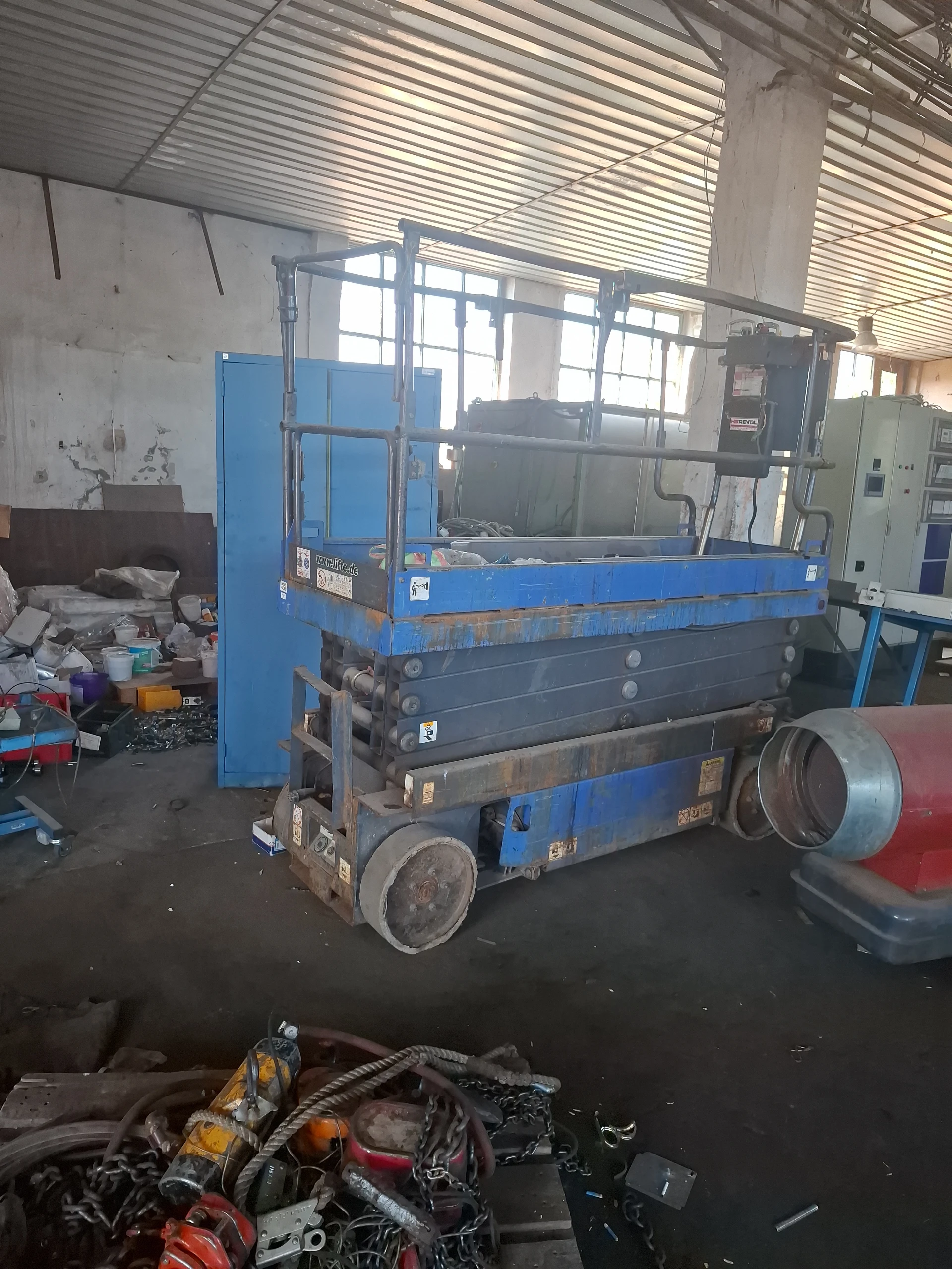 Platformă lift tip foarfecă (Foarfeca lift) - Ideală pentru lucrări la înălțime