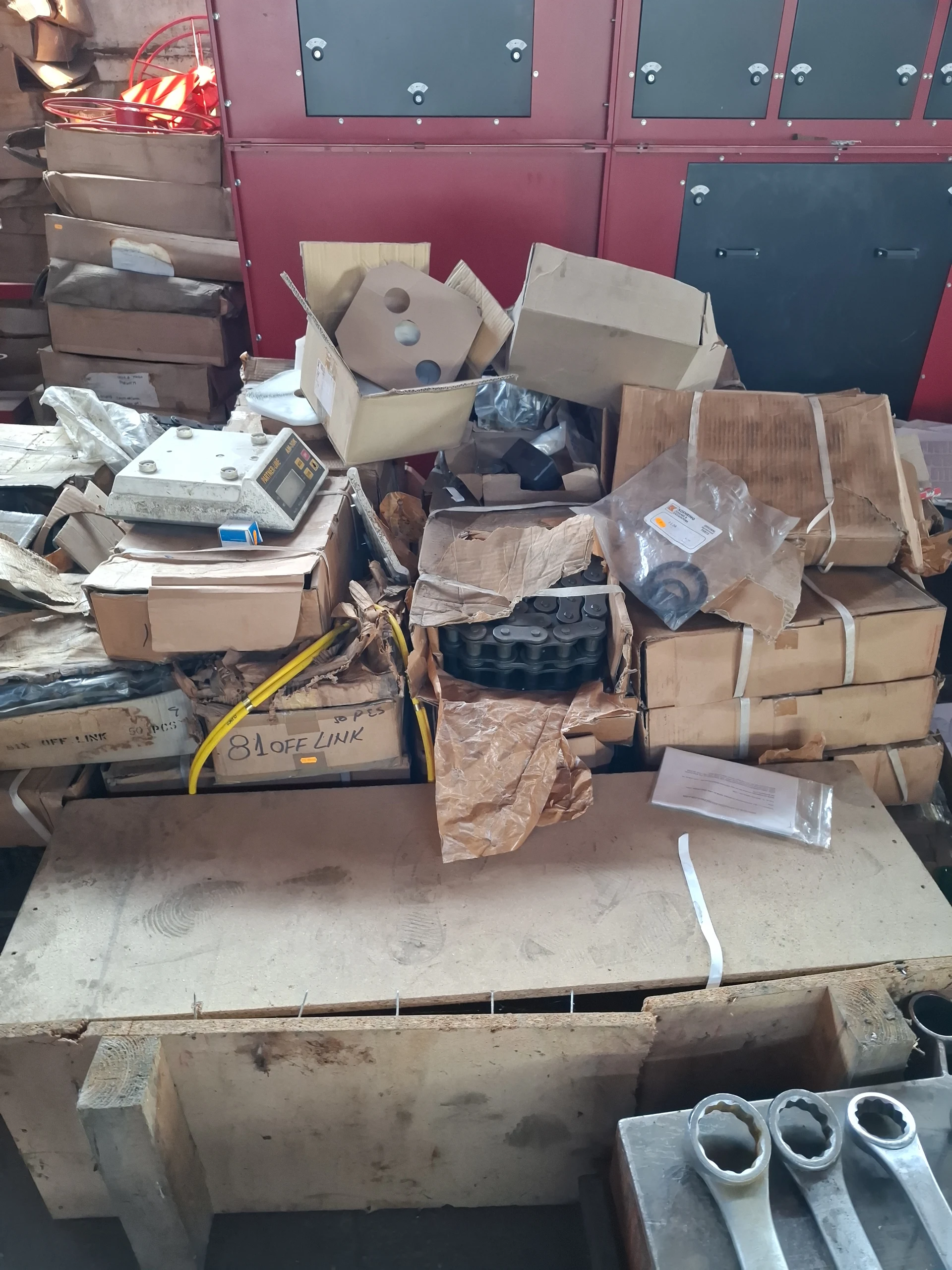 Lot diverse piese și echipamente industriale noi și second-hand